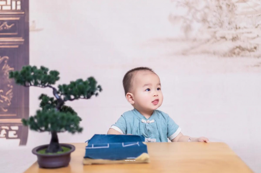 海北怀孕肚子中间凹两边凸