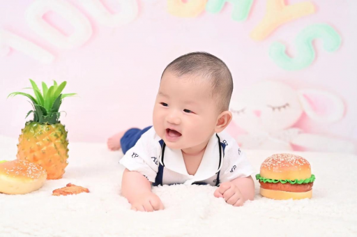 海北宝宝在妈妈肚子里